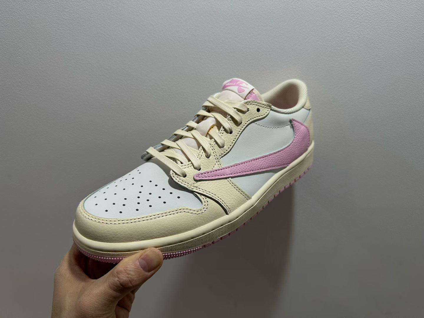 AIR JORDAN 1 LOW X TRAVIS SCOTT “SHY PINK”