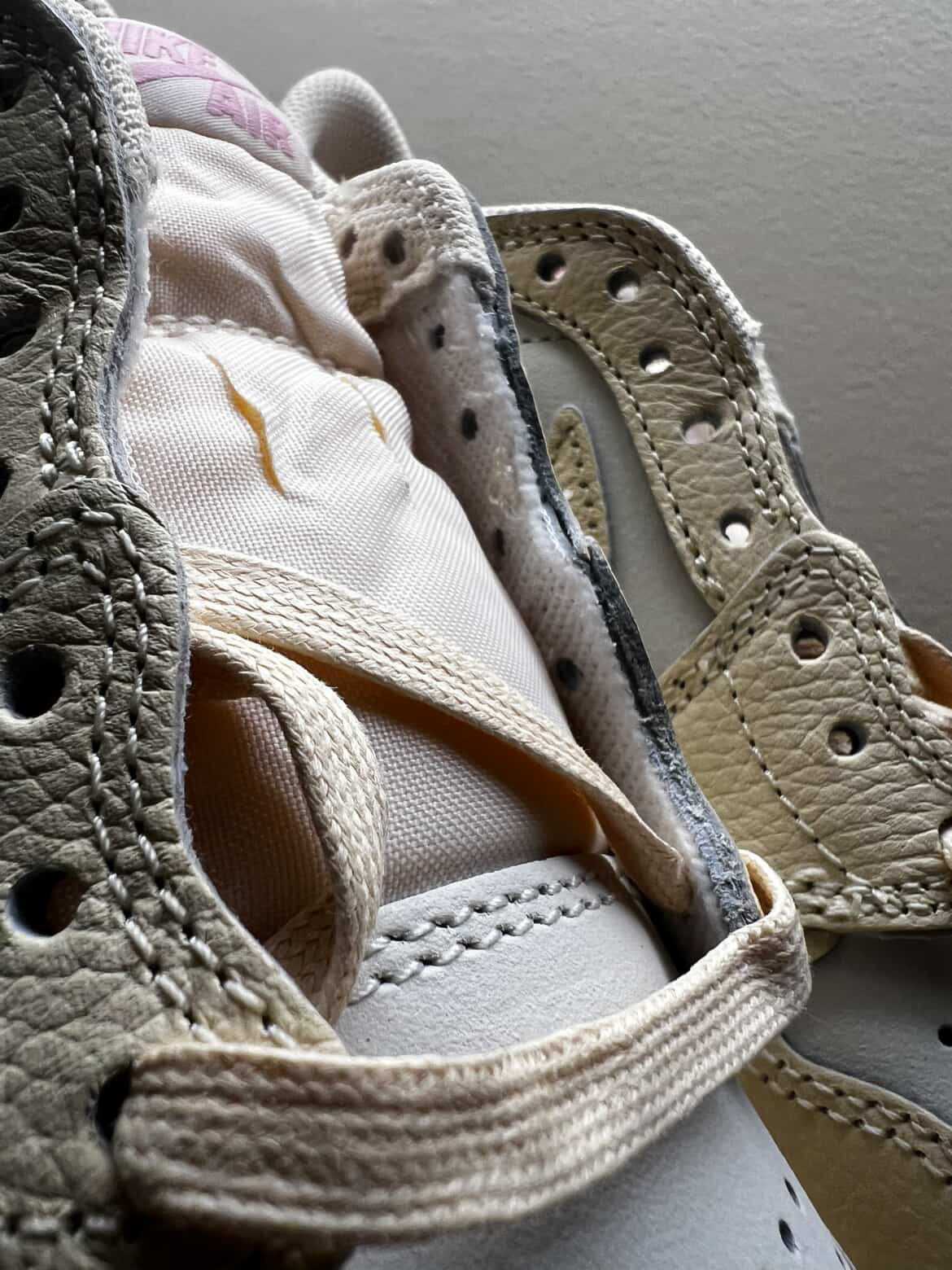 AIR JORDAN 1 LOW X TRAVIS SCOTT “SHY PINK”